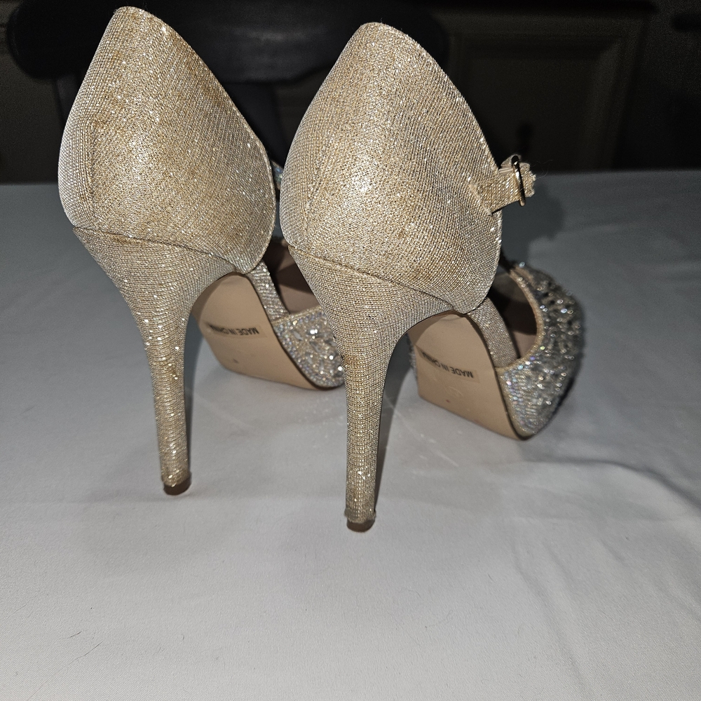 De Blossom Collection Glittering Silver and Gold Heels 5" Heels, Size 6 1/2 - Picture 4 of 7